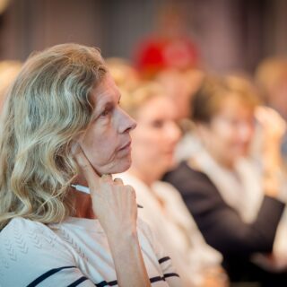 luisteren in een volle zaal