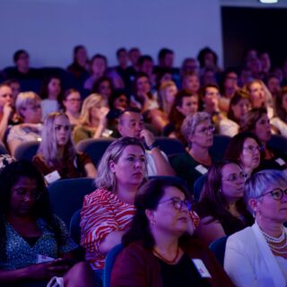 Mensen zitten in een zaal
